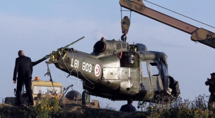 صورة حول : انتشال جثتي طيارين تونسيين بعد سقوط مروحية على متنها ٤ أشخاص انتشال جثتي طيارين تونسيين بعد سقوط مروحية على متنها ٤ أشخاص