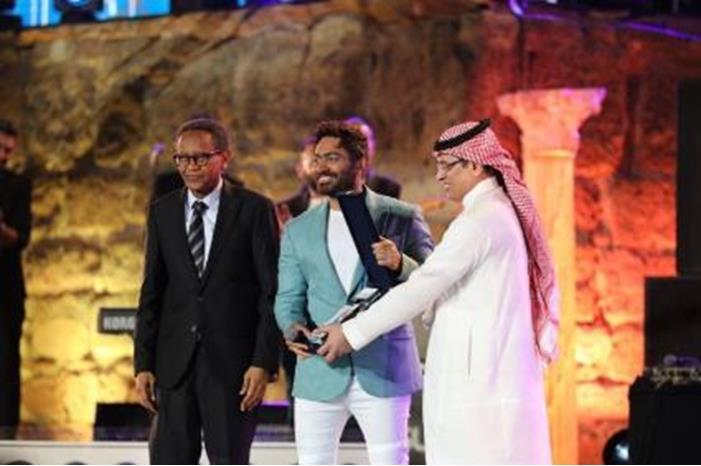 صورة حول : صور-تامر حسني يحصد جائزة "أفضل فنان عربي" صور-تامر حسني يحصد جائزة "أفضل فنان عربي"