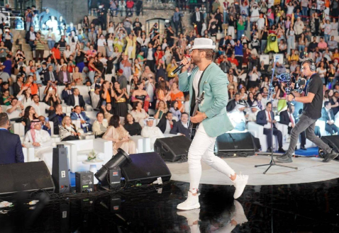 صورة حول : صور-تامر حسني يحصد جائزة "أفضل فنان عربي" صور-تامر حسني يحصد جائزة "أفضل فنان عربي"