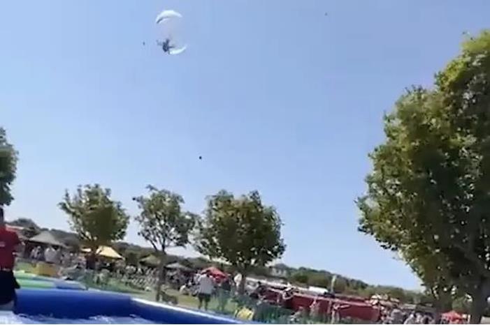 شاهدوا.. - لقطة صادمة لعاصفة تطير طفل بالجو في بريطانيا