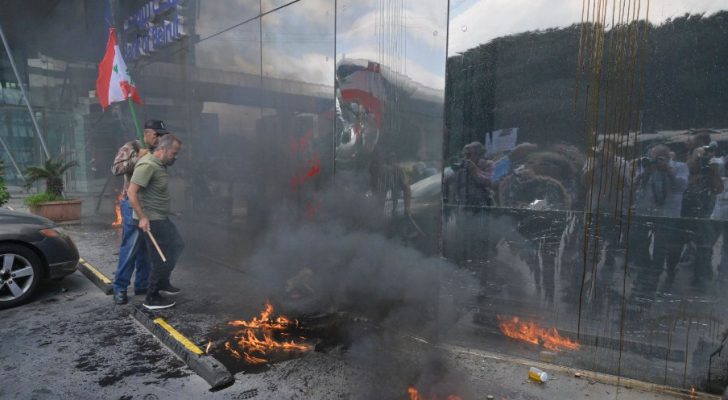 لبنانيون يحطمون واجهات بنوك في بيروت