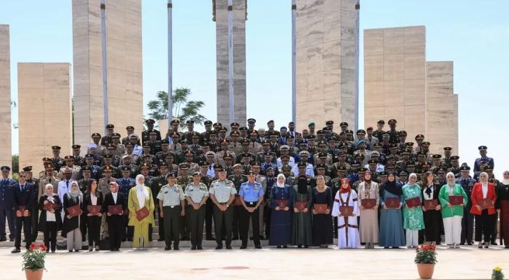 صورة حول : مندوباً عن الملك .. الحنيطي يرعى حفل تخريج كلية الدفاع الوطني٢٠ مندوباً عن الملك .. الحنيطي يرعى حفل تخريج كلية الدفاع الوطني٢٠