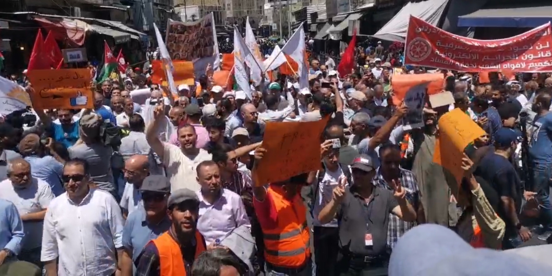 صورة حول : مسيرة احتجاجية في وسط البلد رفضا لـقانون الجرائم الإلكترونية مسيرة احتجاجية في وسط البلد رفضا لـقانون الجرائم الإلكترونية