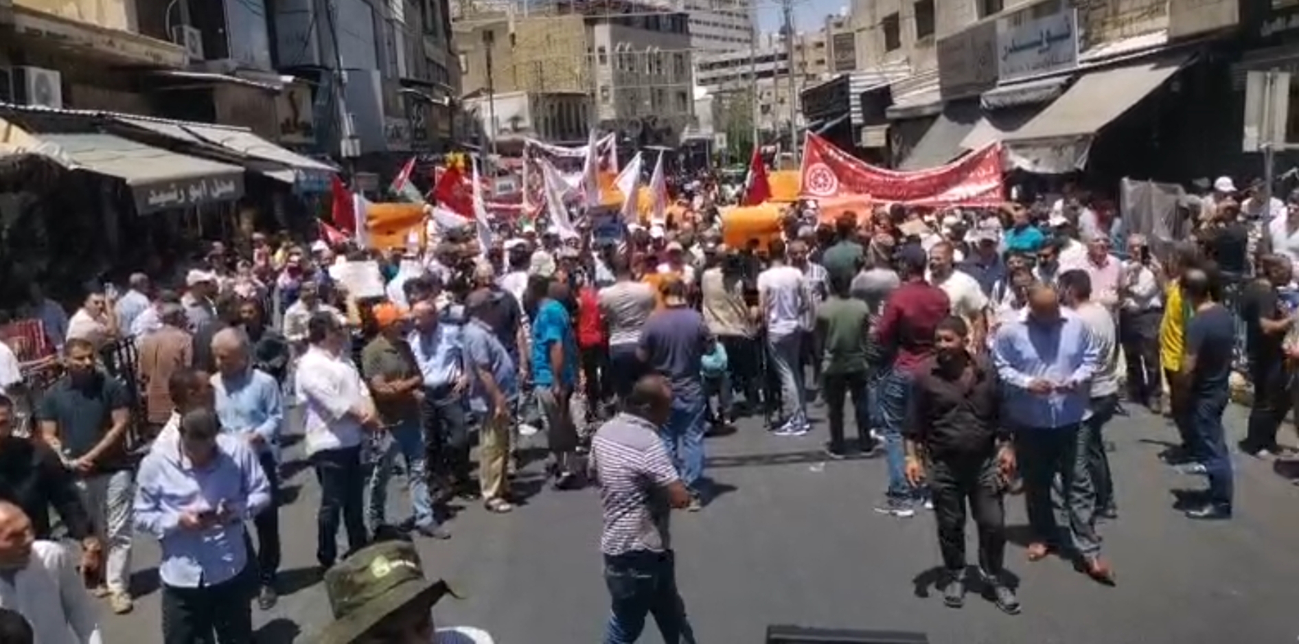 صورة حول : مسيرة احتجاجية في وسط البلد رفضا لـقانون الجرائم الإلكترونية مسيرة احتجاجية في وسط البلد رفضا لـقانون الجرائم الإلكترونية