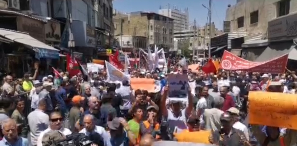 صورة حول : مسيرة احتجاجية في وسط البلد رفضا لـقانون الجرائم الإلكترونية مسيرة احتجاجية في وسط البلد رفضا لـقانون الجرائم الإلكترونية