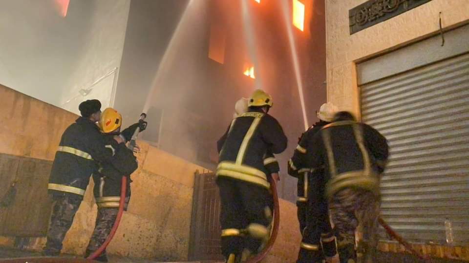 شاهدوا بالصور كيف تعامل النشامى مع حريق مصنع اسفنج الزهور