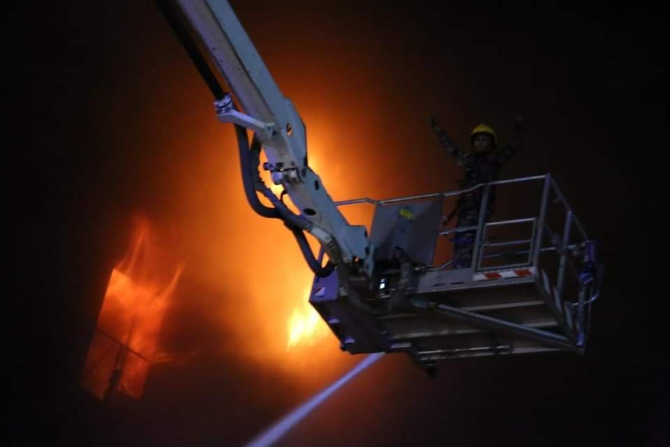 شاهدوا : عمليات إطفاء حريق ضخم أتى على مصنع إسفنج الزهور