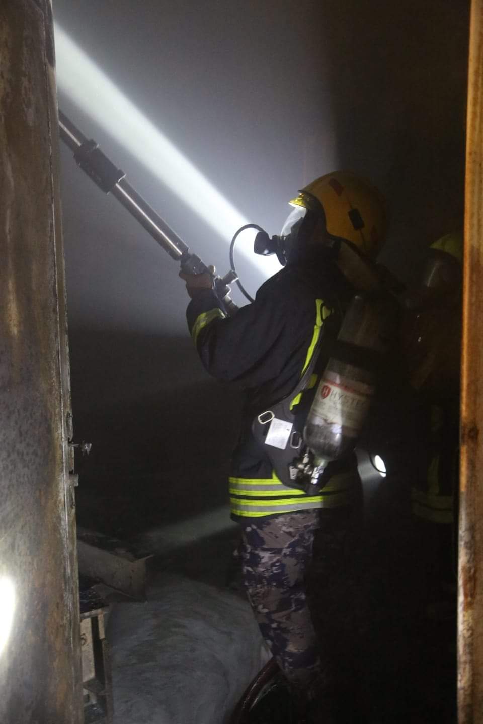 شاهدوا بالصور كيف تعامل النشامى مع حريق مصنع اسفنج الزهور