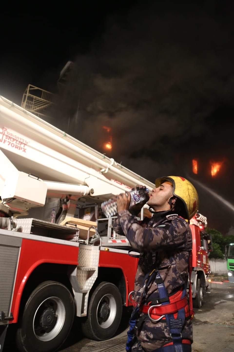 صورة حول : شاهدوا بالصور كيف تعامل النشامى مع حريق مصنع اسفنج الزهور شاهدوا بالصور كيف تعامل النشامى مع حريق مصنع اسفنج الزهور