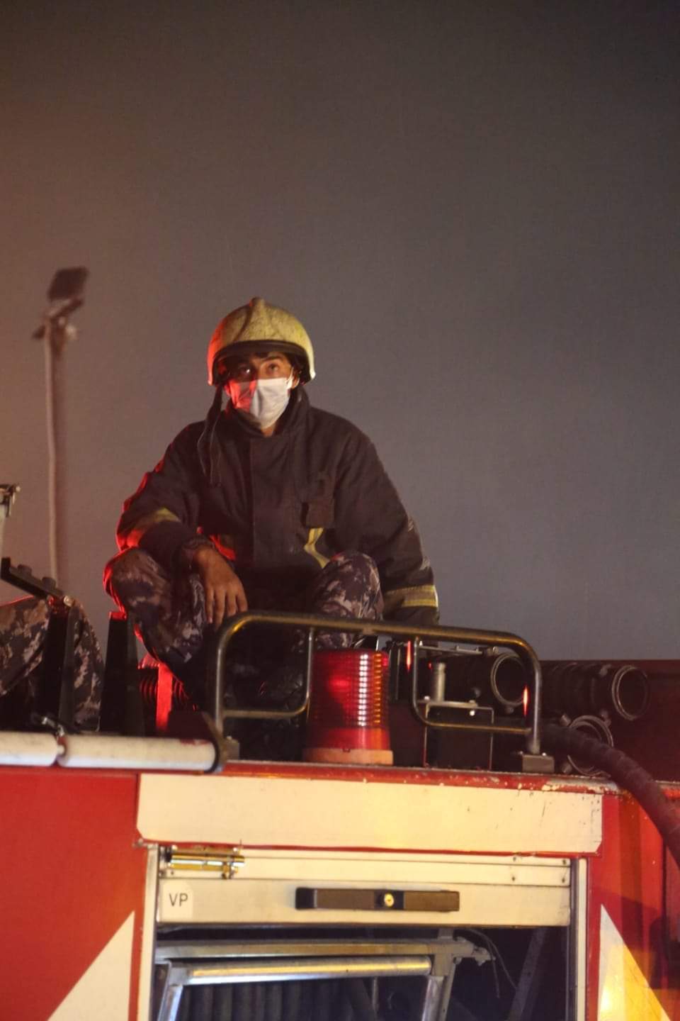 صورة حول : شاهدوا بالصور كيف تعامل النشامى مع حريق مصنع اسفنج الزهور شاهدوا بالصور كيف تعامل النشامى مع حريق مصنع اسفنج الزهور