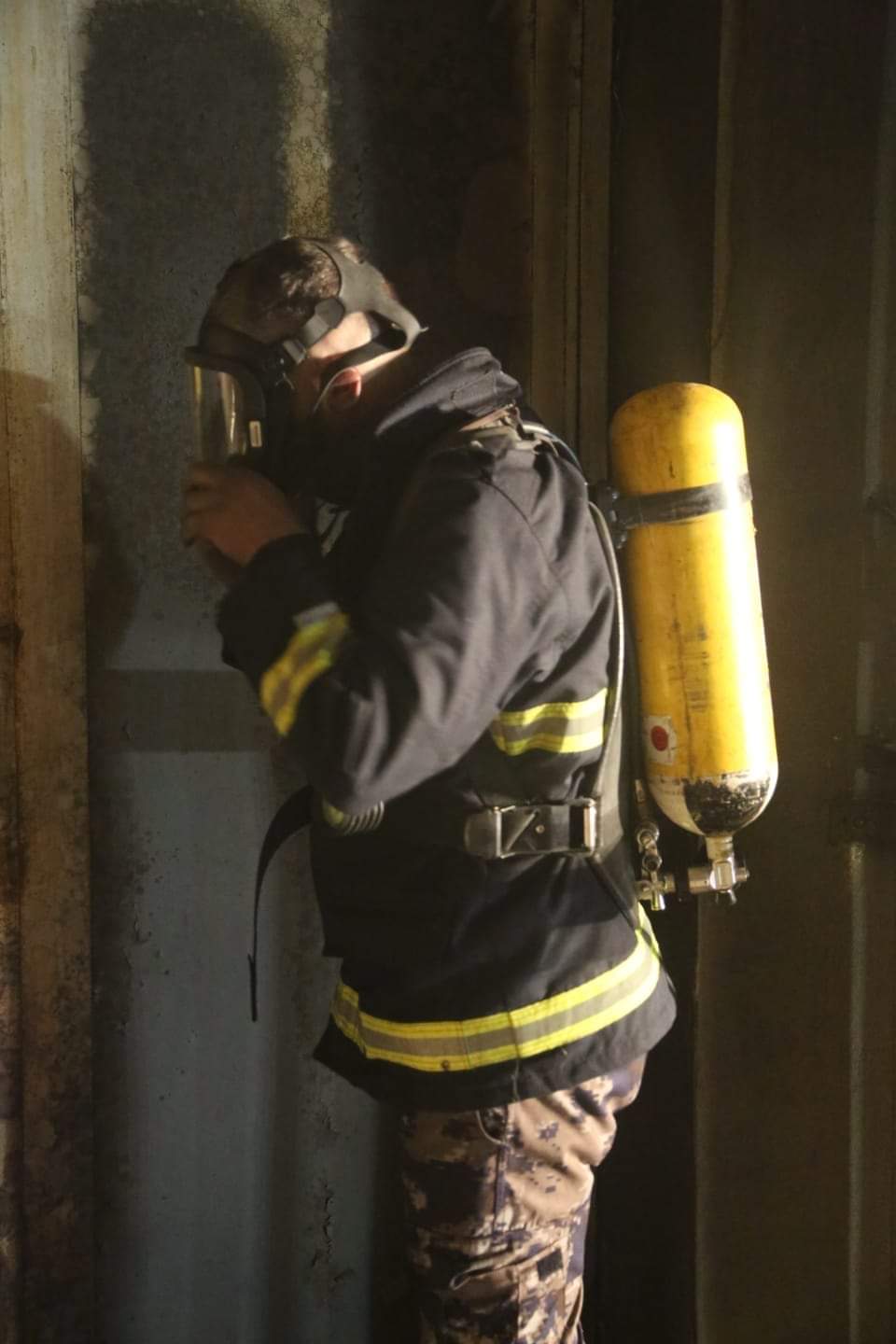 شاهدوا بالصور كيف تعامل النشامى مع حريق مصنع اسفنج الزهور