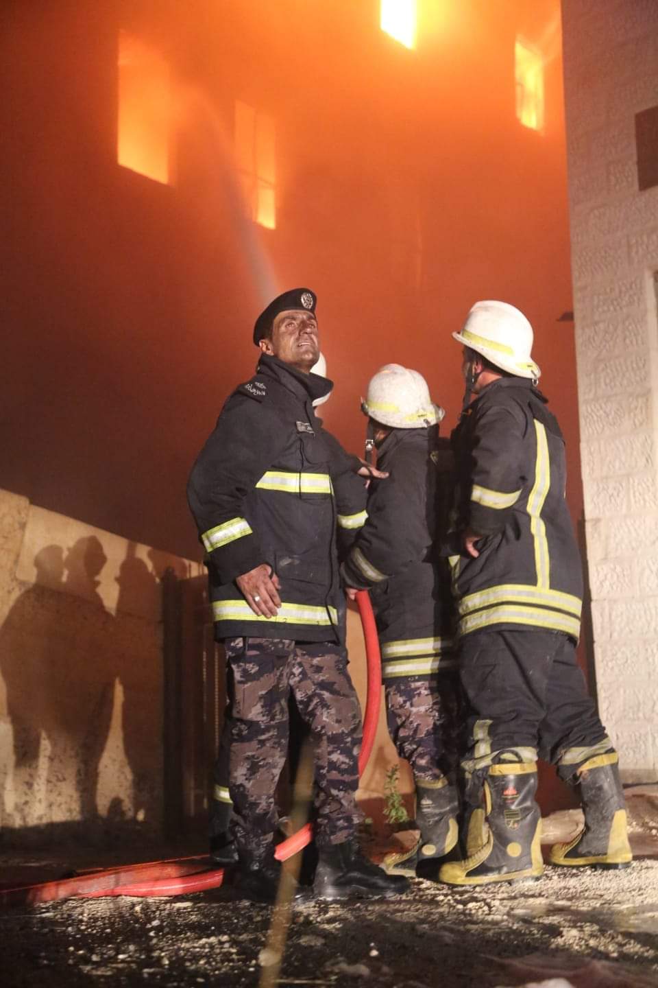 صورة حول : شاهدوا بالصور كيف تعامل النشامى مع حريق مصنع اسفنج الزهور شاهدوا بالصور كيف تعامل النشامى مع حريق مصنع اسفنج الزهور