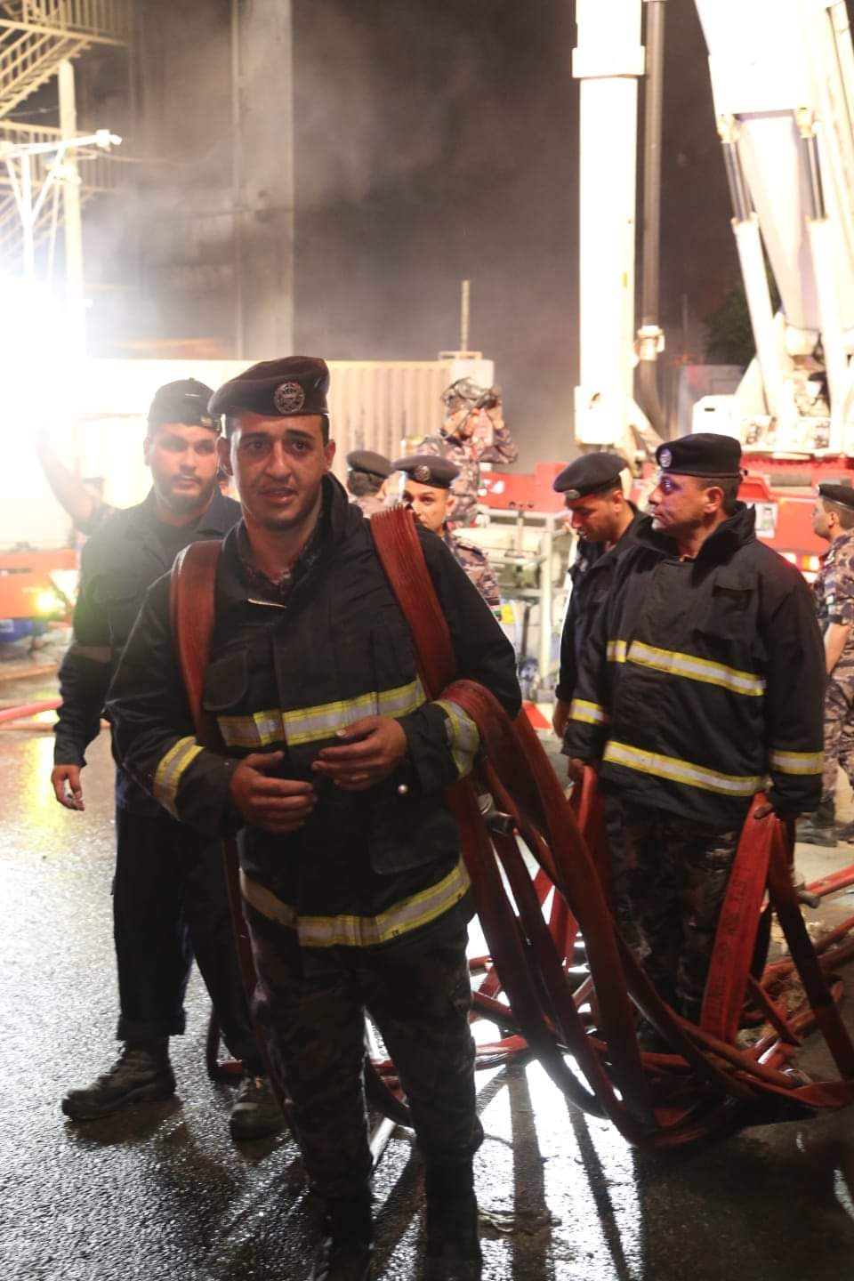 صورة حول : شاهدوا بالصور كيف تعامل النشامى مع حريق مصنع اسفنج الزهور شاهدوا بالصور كيف تعامل النشامى مع حريق مصنع اسفنج الزهور