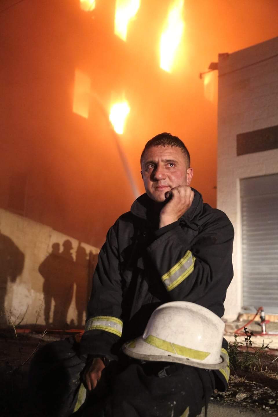 شاهدوا بالصور كيف تعامل النشامى مع حريق مصنع اسفنج الزهور