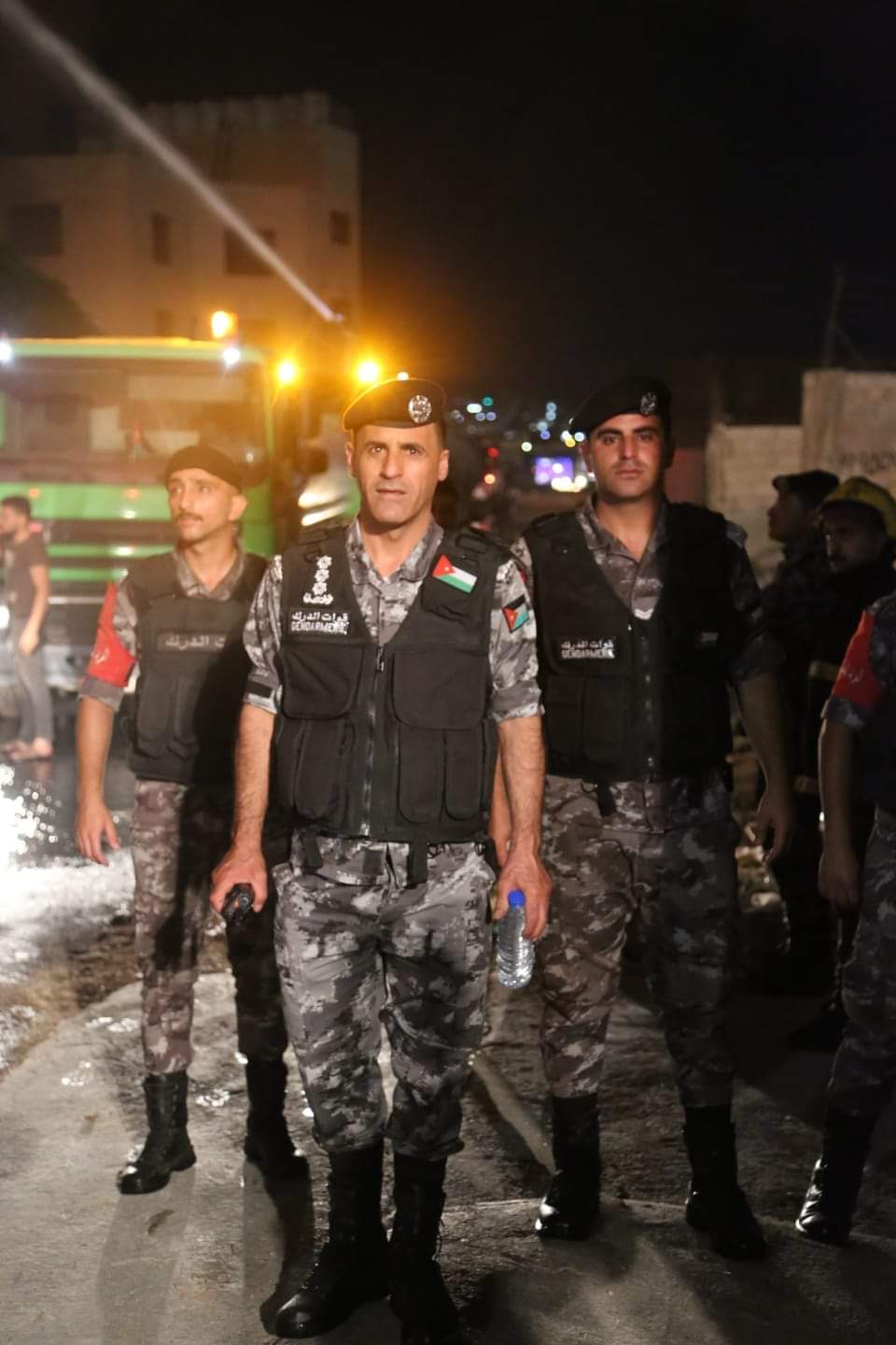 شاهدوا بالصور كيف تعامل النشامى مع حريق مصنع اسفنج الزهور