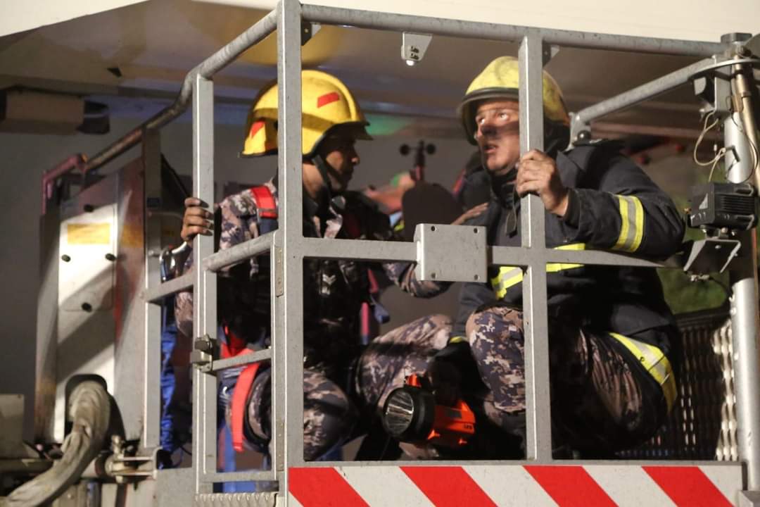 شاهدوا بالصور كيف تعامل النشامى مع حريق مصنع اسفنج الزهور