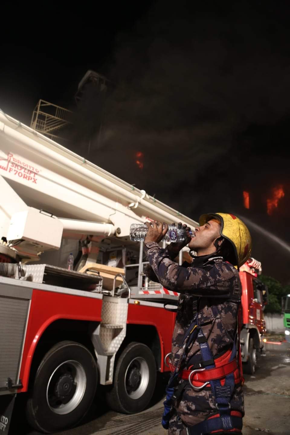 شاهدوا بالصور كيف تعامل النشامى مع حريق مصنع اسفنج الزهور