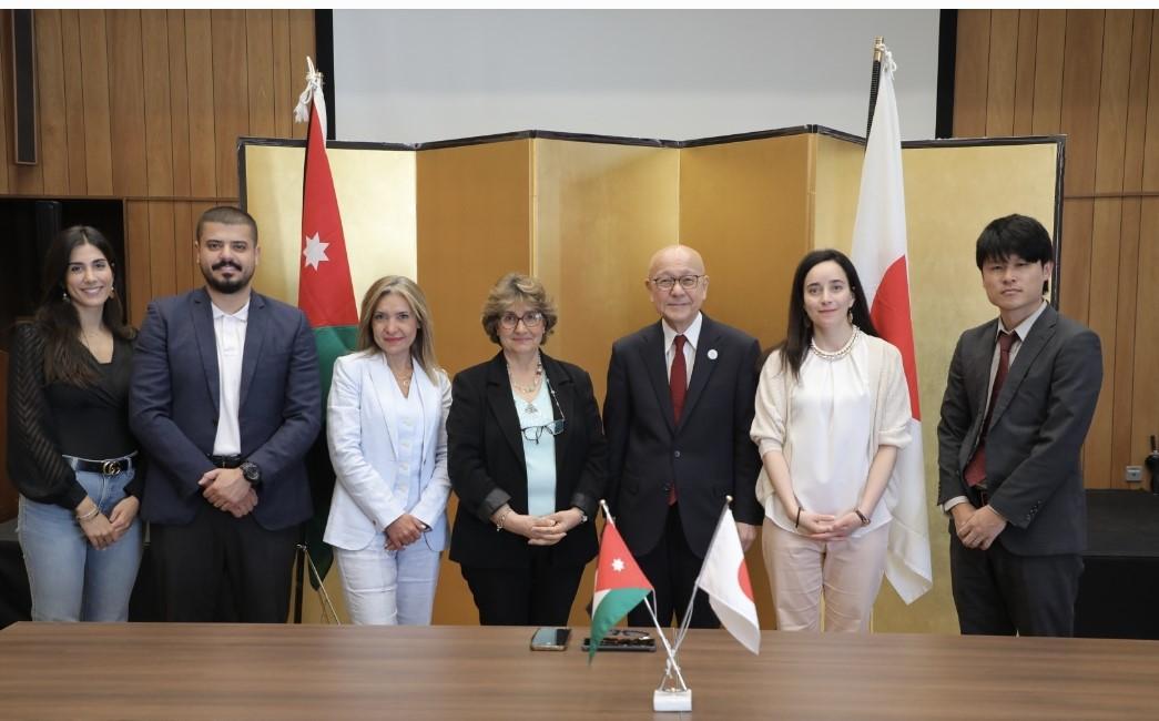حفل تسليم برنامجا تلفزيونيا من مؤسسة اليابان الى مجموعة رؤيا الإعلامية