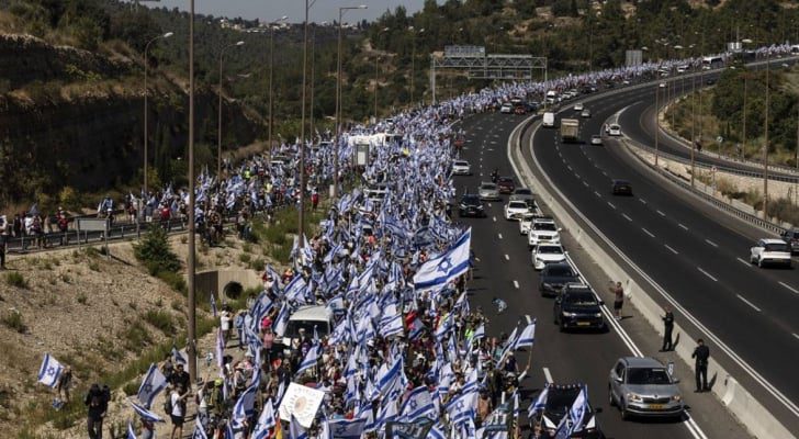 آلاف المستوطنين يتظاهرون ضد تعديلات نتنياهو القضائية