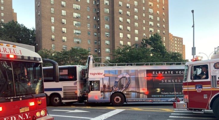 أكثر من ٨٠ جريحا بتصادم حافلتين في نيويورك