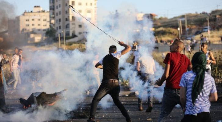 إصابة فلسطينيين خلال مواجهات مع الاحتلال شمال رام الله