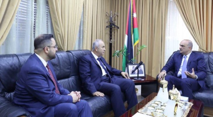 الخصاونة يزور دائرة ضريبة الدخل