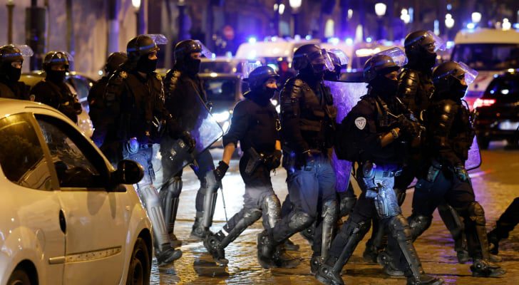 الداخلية الفرنسية: توقيف ٣٢٢ شخصا على خلفية الشغب الأحد