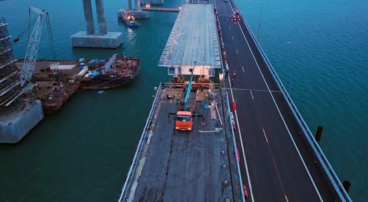 صورة حول : انفجارات عنيفة تهز القرم وروسيا توقف الحركة انفجارات عنيفة تهز القرم وروسيا توقف الحركة