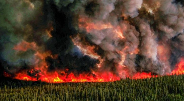 تحطم مروحية كندية ومصرع قائدها خلال عملية إخماد الحرائق