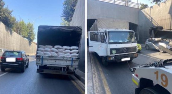 تعطل مركبة شحن داخل نفق في عمان يتسبب بأزمة سير خانقة