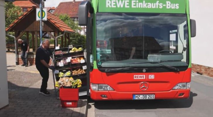 حافلة سوبر ماركت تجول على قرى ألمانية نائية
