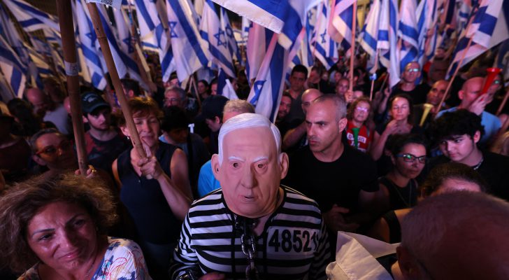 صورة حول : عشرات الآلاف يتظاهرون لليوم الـ٢٨ ضد حكومة نتنياهو عشرات الآلاف يتظاهرون لليوم الـ٢٨ ضد حكومة نتنياهو