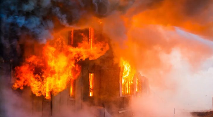 شاهدوا بالصور كيف تعامل النشامى مع حريق مصنع اسفنج الزهور