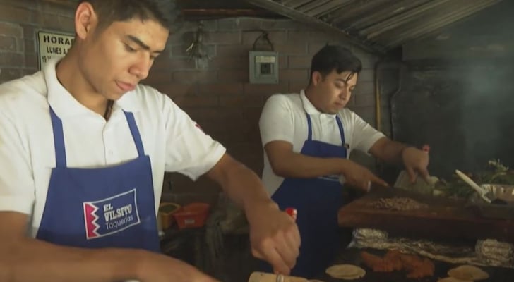 صورة حول : مطعم داخل ورشة تصليح سيارات.. يجتذب السياح في المكسيك فيديو مطعم داخل ورشة تصليح سيارات.. يجتذب السياح في المكسيك فيديو