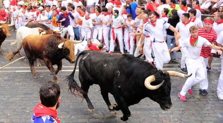 مهرجان سان فيرمين يشعل بامبلونا الإسبانية بروح المغامرة والتقاليد