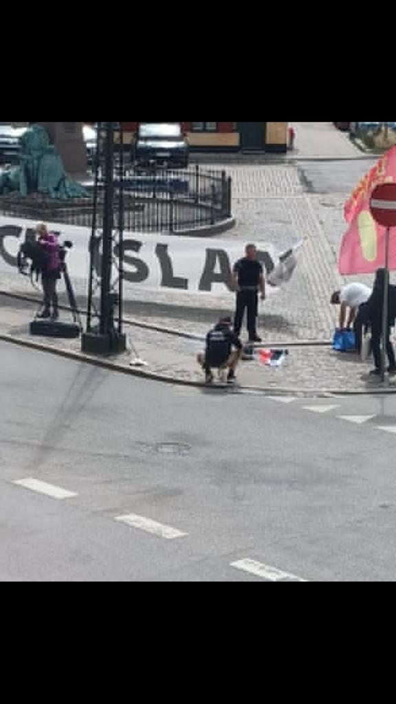 شاهد.. متطرفون في الدنمارك يحرقون نسخة من القرآن أمام سفارة العراق