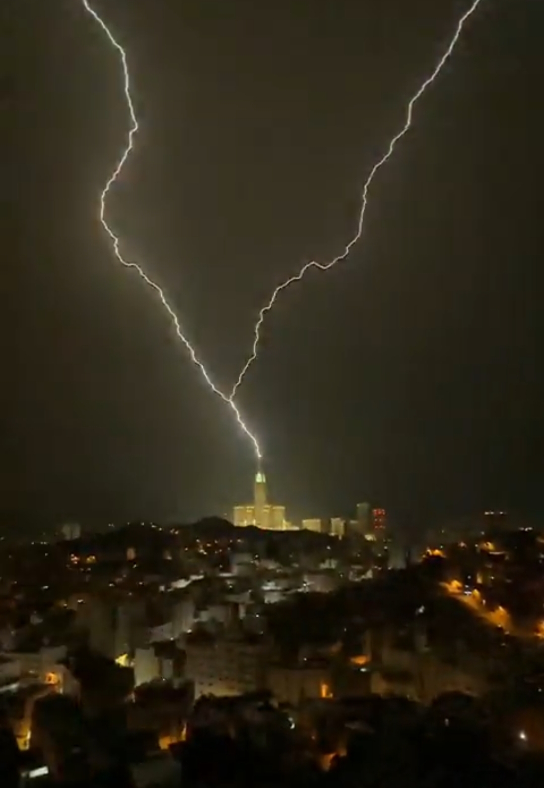 شاهدوا غزارة الأمطار اليوم في مكة المكرمة