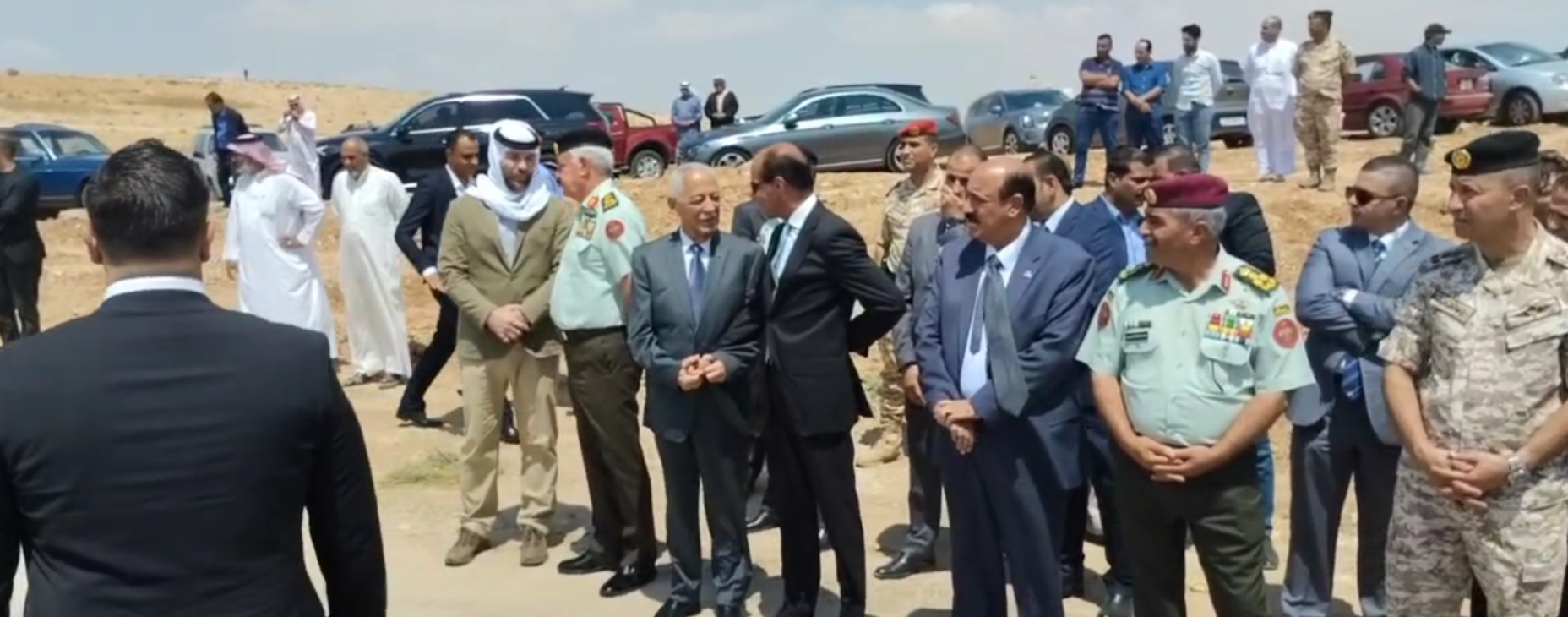 صورة حول : الملك وولي العهد يشاركان في تشييع جثمان الفريق المتقاعد العين جمال الشوابكة الملك وولي العهد يشاركان في تشييع جثمان الفريق المتقاعد العين جمال الشوابكة