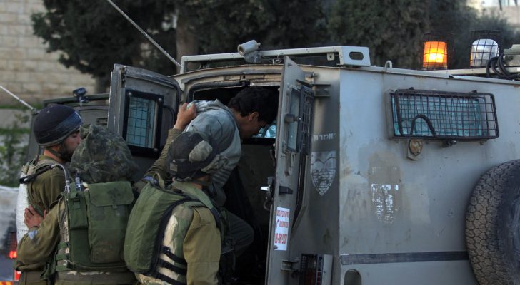 الاحتلال الإسرائيلي يعتقل ٢١ فلسطينيا