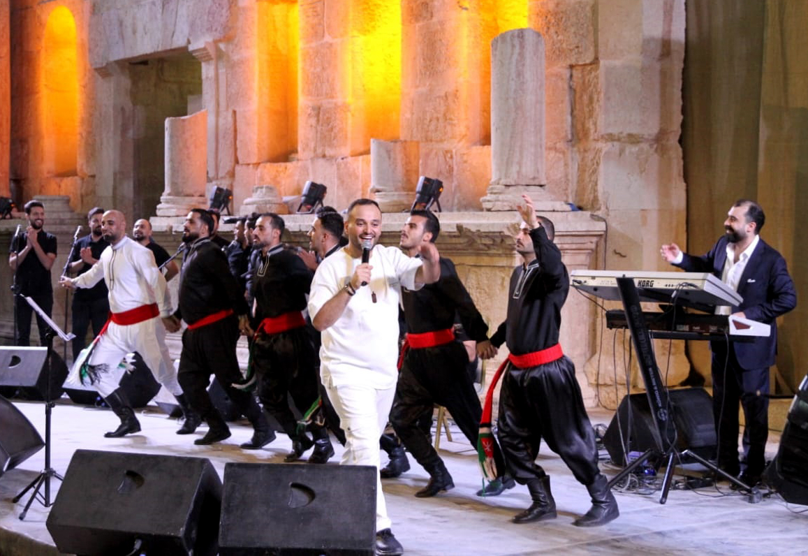 عيسى السقار يبرز الهوية الفنية الأردنية في مهرجان جرش وسط نجاح جماهيري