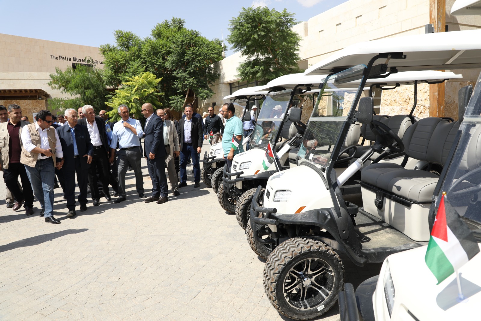 العيسوي يفتتح ويتفقد مشاريع مبادرات ملكية في معان