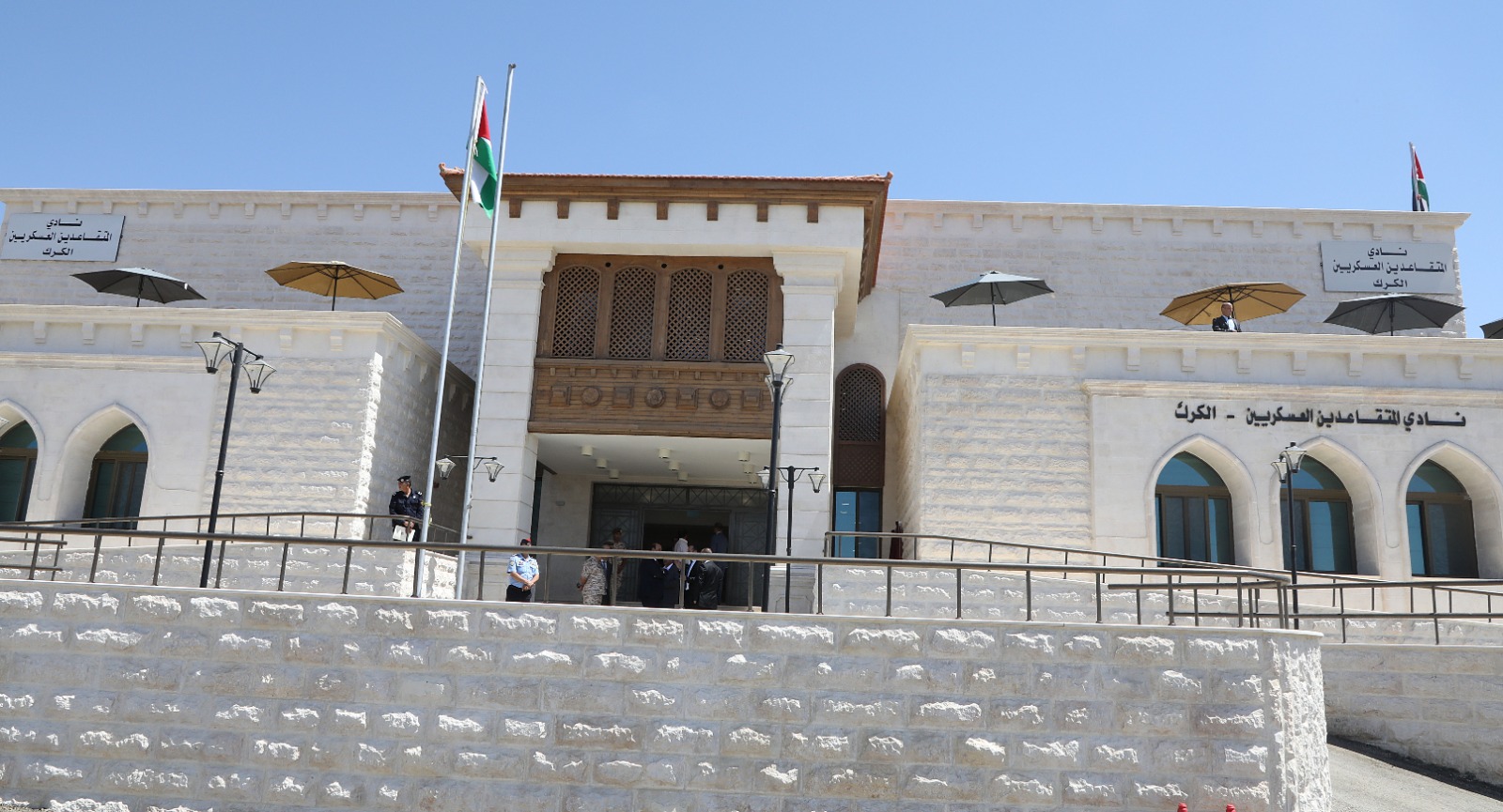 العيسوي يفتتح حديقة الهية ونادي المتقاعدين العسكريين في الكرك