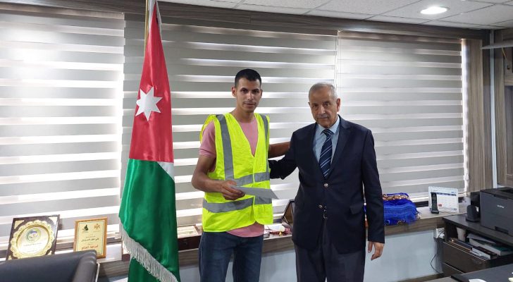 صورة حول : كريشان يُكرّم عامل وطن على امانته كريشان يُكرّم عامل وطن على امانته