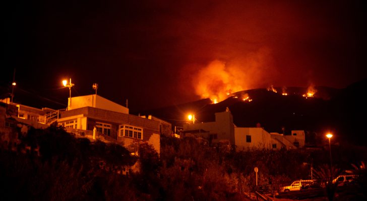 بالفيديو.. الحريق يمتد في جزر الكناري وإجلاء نحو ٢٦ ألف شخص