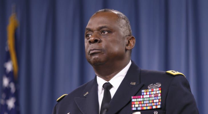 بعد تنحي قائد الجيش الأمريكي.. وزير الدفاع: قواتنا بخطر