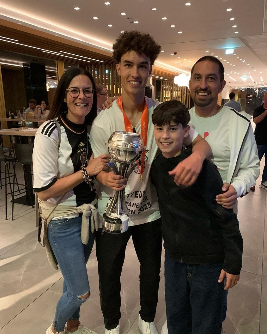 برشلونة يتعاقد مع لاعب واعد عراقي الأصل