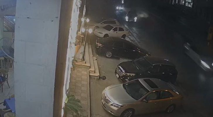 لقطات مروعة تظهر اصطدام سيارة بعدة مركبات في شارع وصفي التل