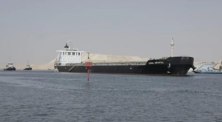 مصر تعلن نجاح تعويم سفينة تعطلت في المجرى الملاحي لقناة السويس