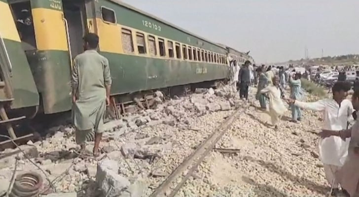 وفاة وإصابات بحادث قطار مروع خرج عن مساره في الباكستان