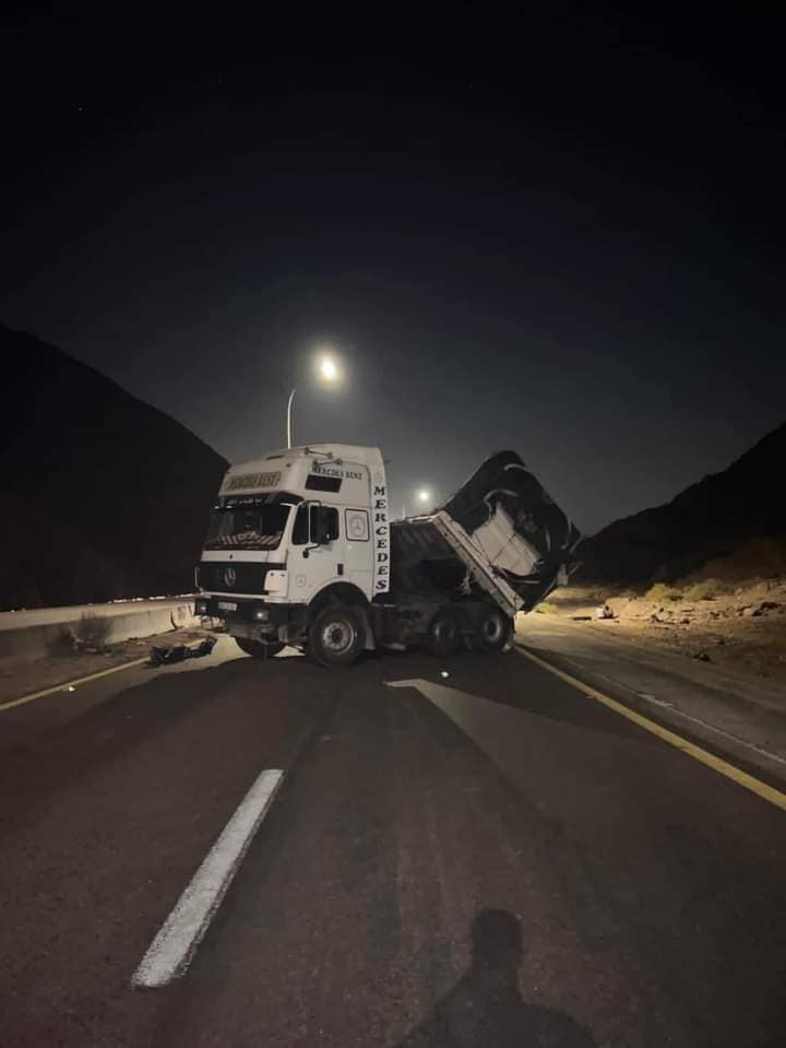 بالصور.. اشتعال شاحنتين وتدهور ثالثة بالعقبة